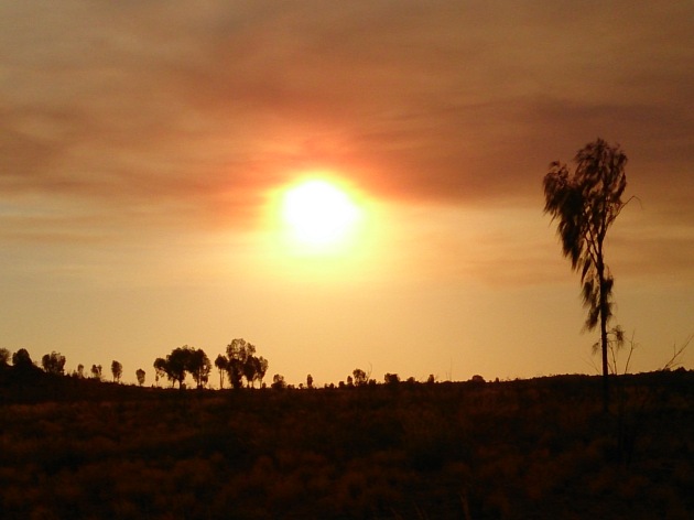 Sunset over the Australian outback: Uluru-Kata Tjuta National Park and UNESCO World Heritage Site, Northern Territory, Australia.
